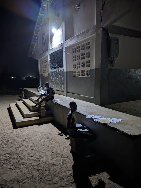 Kinder lernen bei Dunkelheit.jpg